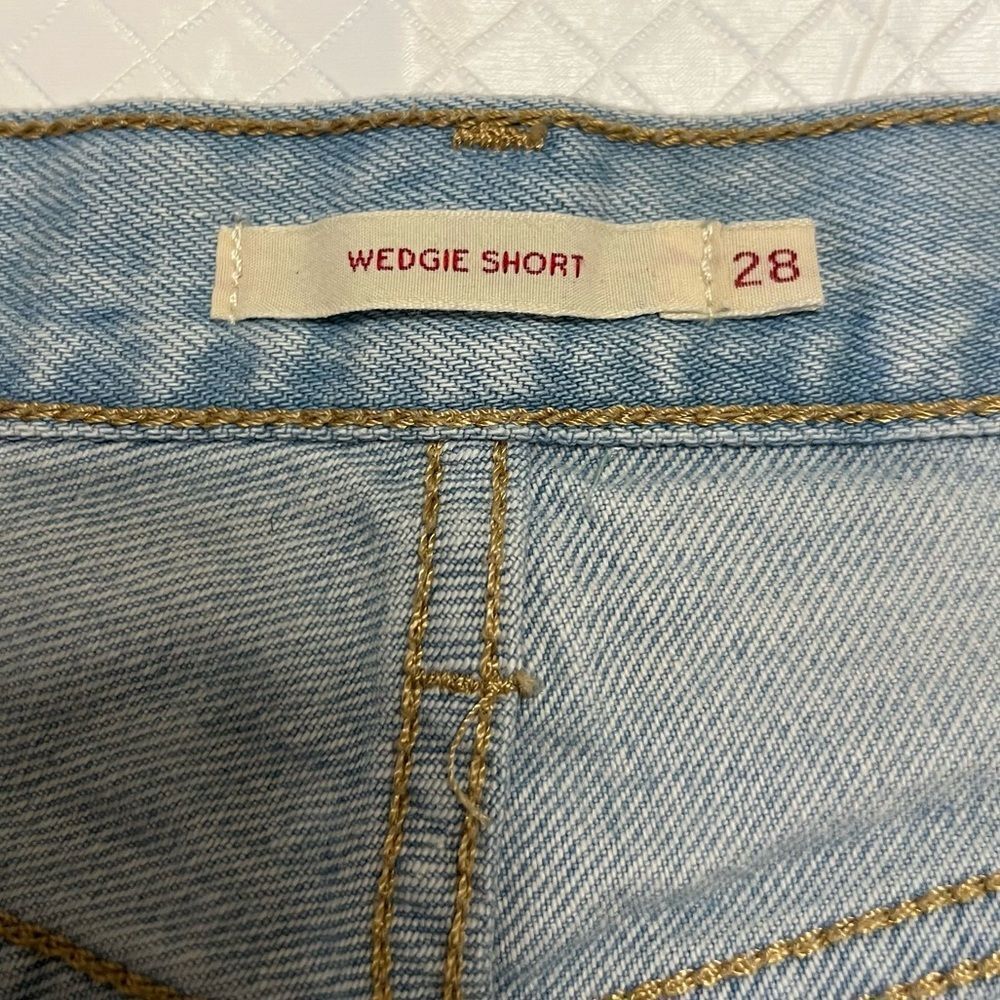 Levi’s Wedgie Jean Shorts Cutoffs Raw Hem Light Wash Button Fly Premium Size 28 - Picture 4 of 15